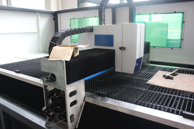 IPG 700w plåtlaser skärmaskin Kina tillverkare
